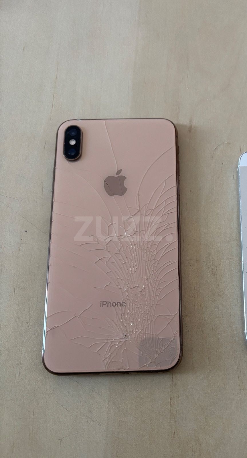 אייפון XS Max עם גב זכוכית שבור