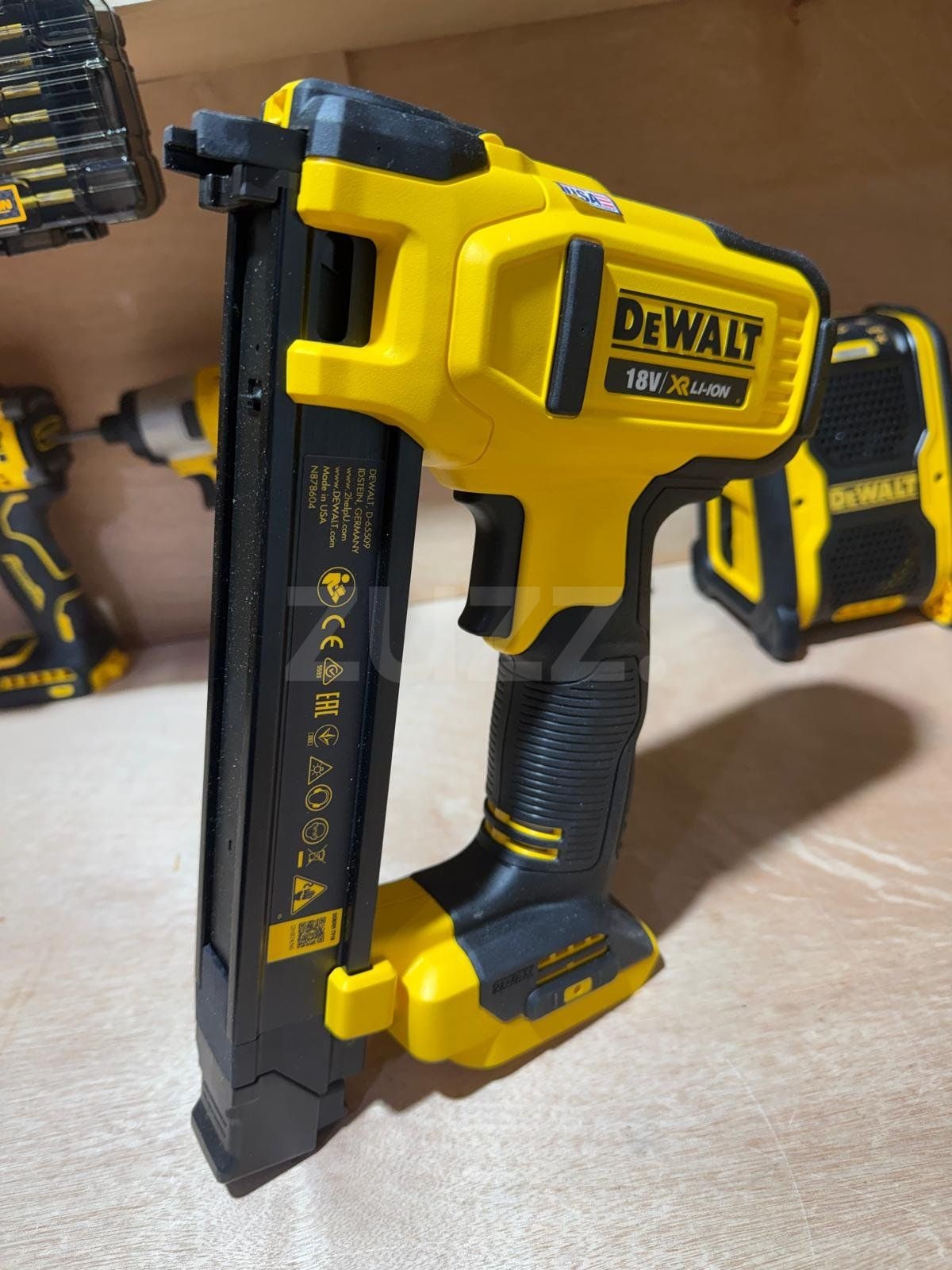 DeWALT DCN701 18V XR אקדח סיכות נטען לקיבוע כבלים