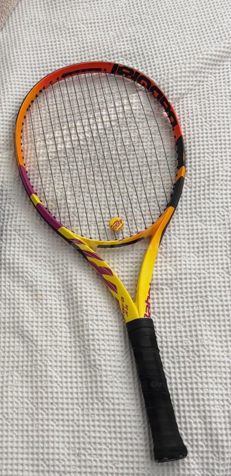 מחבט טניס Babolat Pure Aero בצבעי צהוב וכתום